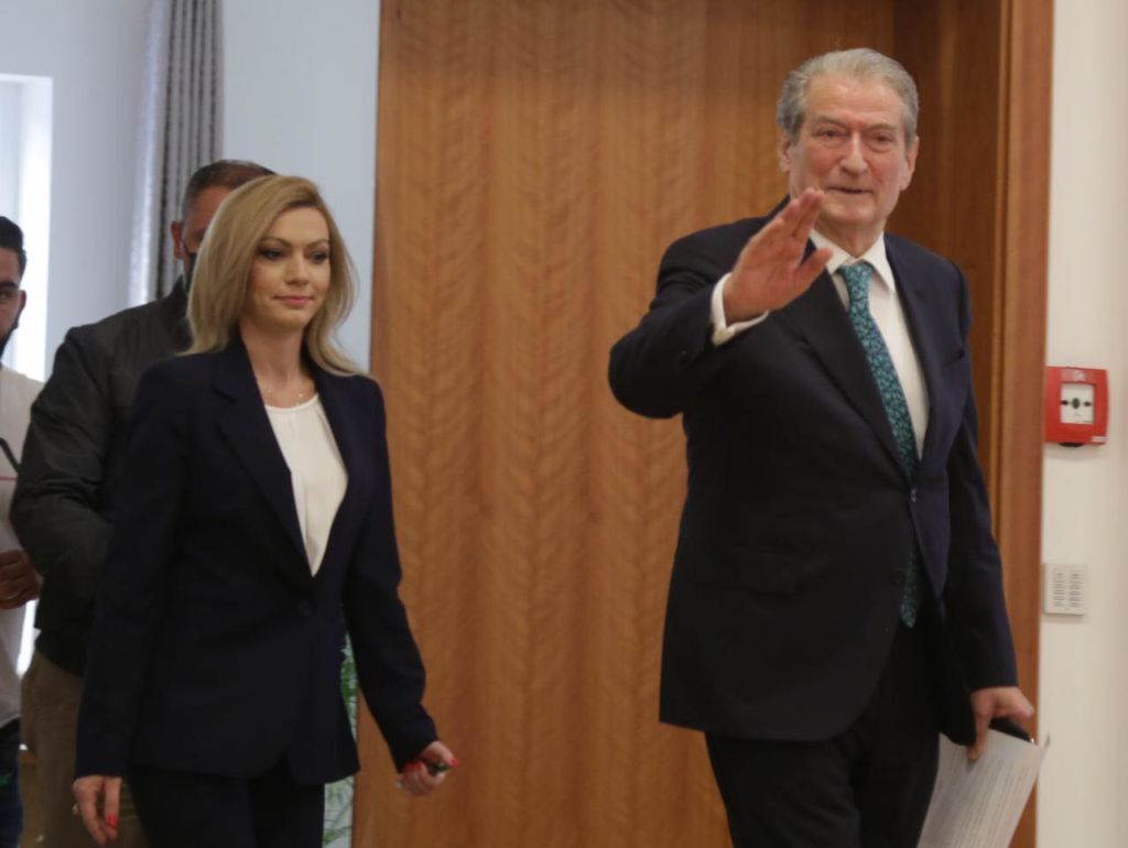 VIDEO: Berishën e braktisin demokratët, vetëm 10 vetë i përgjigjen thirrjes për të dalë në shesh ta mbrojnë VIDEO: Berishën e braktisin demokratët, vetëm 10 vetë i përgjigjen thirrjes për të dalë në shesh ta mbrojnë