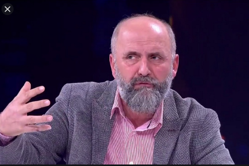 Teori nga “filozofi” Alfred Cako: Shpartallohet klani gegë dhe klani politik i bektashinjve komunistë që kundërshtonte pushtetin e Iluminatit në Shqipëri