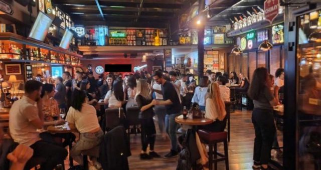 Jeta e natës në Tiranë edhe pas orës policore nuk ndalon Jeta e natës në Tiranë edhe pas orës policore nuk ndalon