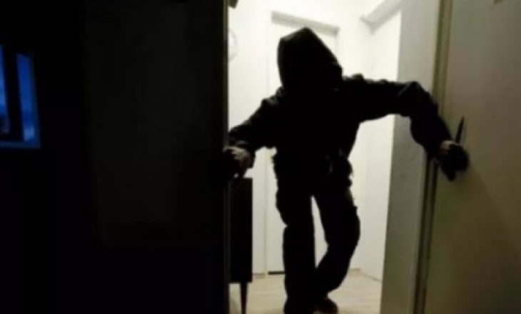 Jo vetëm me maska, por edhe të veshur si kloun, të miturit po bëjnë kërdinë me vjedhjen e shtëpive Jo vetëm me maska, por edhe të veshur si kloun, të miturit po bëjnë kërdinë me vjedhjen e shtëpive