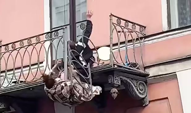 VIDEO dramatike/ Po bënin sherr, çifti bie nga ballkoni i katit të dytë VIDEO dramatike/ Po bënin sherr, çifti bie nga ballkoni i katit të dytë