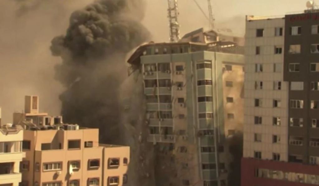 Izraeli rrëzon ndërtesën ku kishte zyrat Associated Press Izraeli rrëzon ndërtesën ku kishte zyrat Associated Press