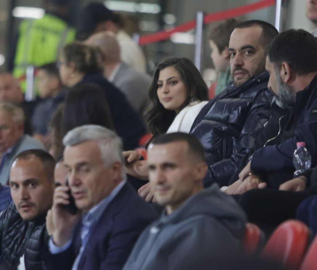 Djali i Edi Ramës fotografohet me moderatoren e sportit