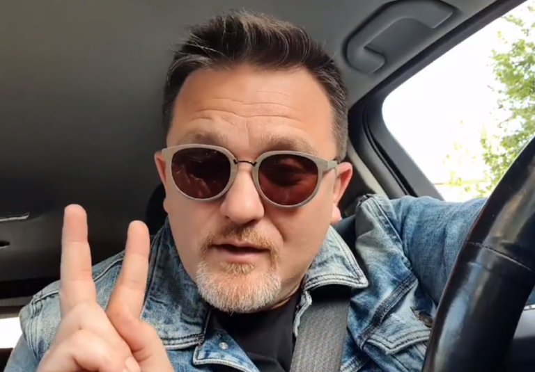 Julian i Zefit kërkon Bashkinë e Tiranës me Saliun: Me votoni mua, t’ia u kthej borxhin… Julian i Zefit kërkon Bashkinë e Tiranës me Saliun: Me votoni mua, t’ia u kthej borxhin…