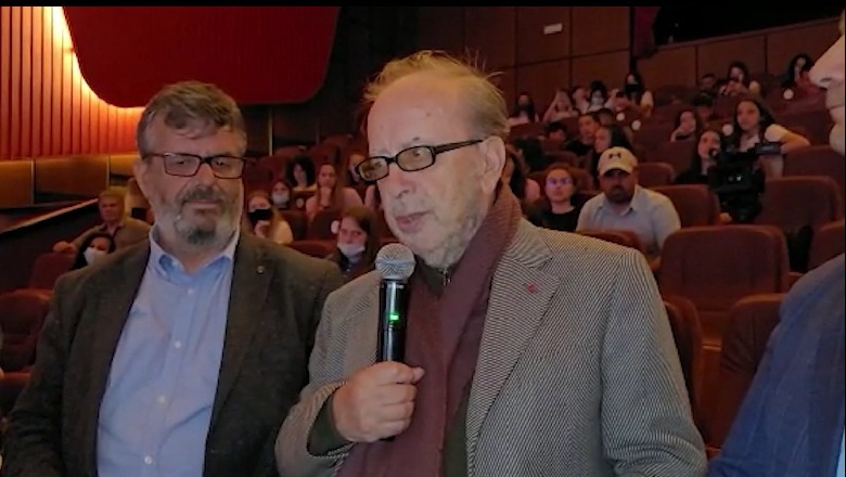 VIDEOLAJM/ Kadare dhe Flloko… Kur dy shqiptarë të mrekullueshëm recitojnë Majakovskin së bashku në një makinë