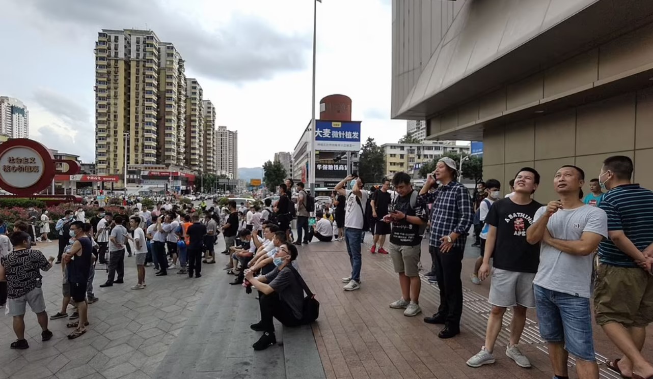 VIDEO/ Qiellgërvishtësja nis të lëkundet pa arsye, panik mes kalimtarëve VIDEO/ Qiellgërvishtësja nis të lëkundet pa arsye, panik mes kalimtarëve