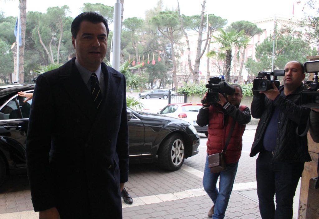 Zgjedhjet farsë të Lulzim Bashës, publikohen kriteret e kandidatëve që do garojnë për postin e kreut të PD-së Zgjedhjet farsë të Lulzim Bashës, publikohen kriteret e kandidatëve që do garojnë për postin e kreut të PD-së