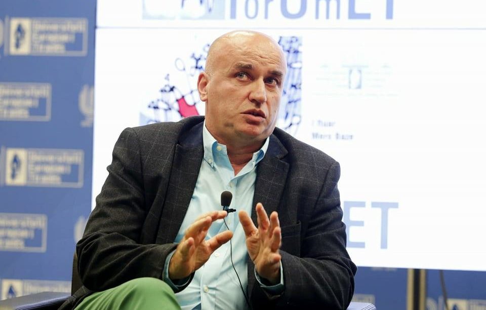 Mero Baze: Lulzim Basha foli si një i marrë peng, por duhet të zgjedhë mes Berishës e SHBA Mero Baze: Lulzim Basha foli si një i marrë peng, por duhet të zgjedhë mes Berishës e SHBA