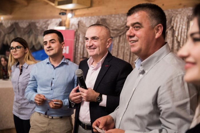 “Djali i tij terrorizon me armë vajzat e gratë për votën”, Lefter Koka: Vëllain e ka shok, nuk u ndjeva mirë që Meta sulmoi tim bir “Djali i tij terrorizon me armë vajzat e gratë për votën”, Lefter Koka: Vëllain e ka shok, nuk u ndjeva mirë që Meta sulmoi tim bir