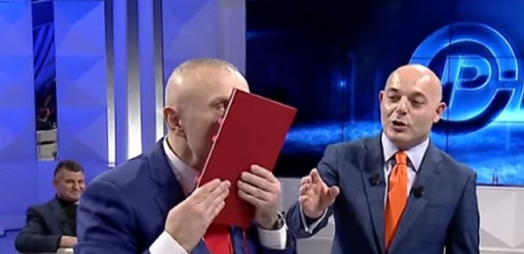 Kapet “mat” Ilir Meta, çfarë ka përgatitur SHBA për presidentin? Qytetarët i plasin skandalet e rënda: Mos rri dhe shumë i ekspozuar se kanë dalë fjalë lart e poshtë! Në burg do shkosh, bashkë me… Kapet “mat” Ilir Meta, çfarë ka përgatitur SHBA për presidentin? Qytetarët i plasin skandalet e rënda: Mos rri dhe shumë i ekspozuar se kanë dalë fjalë lart e poshtë! Në burg do shkosh, bashkë me…