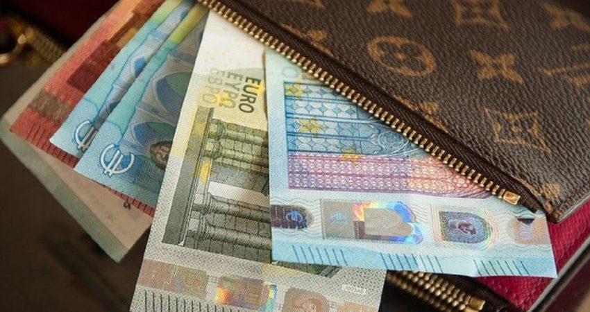 Nëna në Tiranë u la një thesar dhe një amanet në zarf që të hapej pas të 40-ave, por shërbëtorja ua vodhi të gjitha Nëna në Tiranë u la një thesar dhe një amanet në zarf që të hapej pas të 40-ave, por shërbëtorja ua vodhi të gjitha