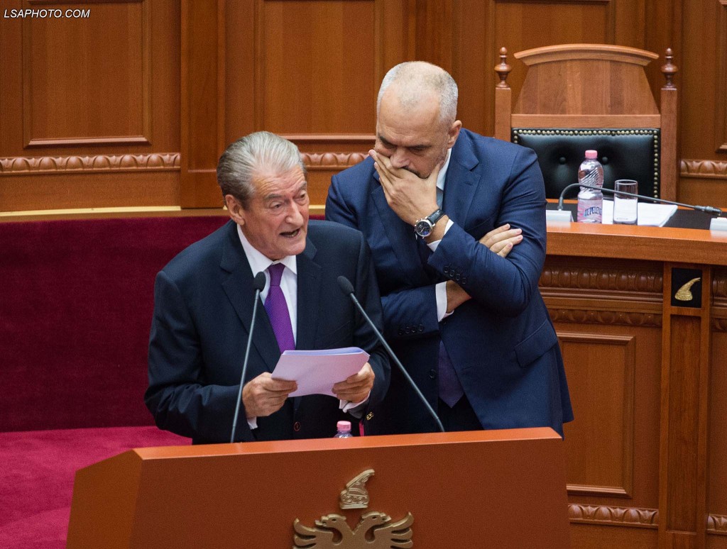 Ja si reagon Rama kur e pyesin për vendimin e DASH që e shpalli Berishën “non grata” Ja si reagon Rama kur e pyesin për vendimin e DASH që e shpalli Berishën “non grata”