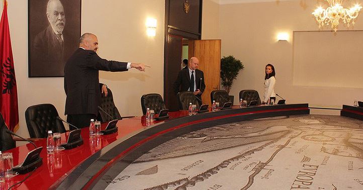 Rama publikon qeverinë e re