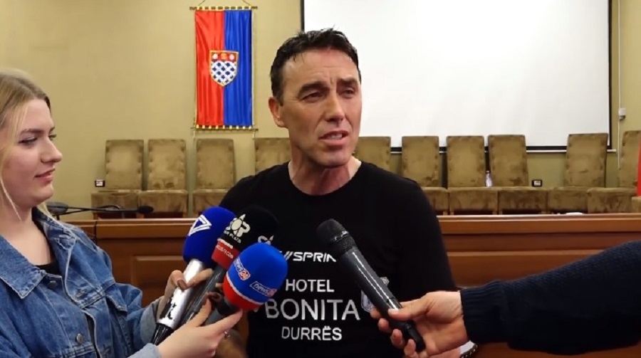 VIDEO/ Shkodra hyn në librin e rekordeve “Guinness”: Një shqiptar i Kosovës vesh e zhvesh bluzën 165 herë…