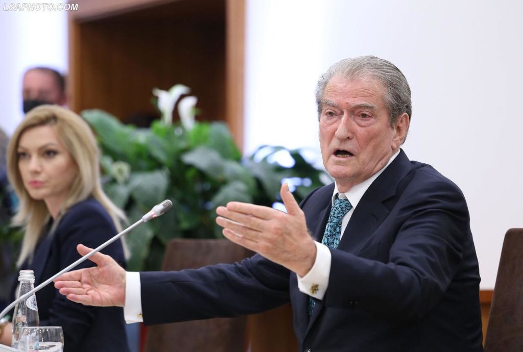 Parisi i Avni Rustemit dhe Sali Berishës Parisi i Avni Rustemit dhe Sali Berishës