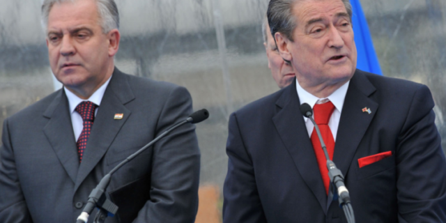 “Edhe Sanader u ndodh në pushtet kur hyri në NATO por… u dënua me 10 vite burg!” “Edhe Sanader u ndodh në pushtet kur hyri në NATO por… u dënua me 10 vite burg!”