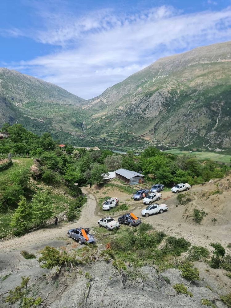 FOTO LAJM/ Makina të kompanisë SHELL në Peshtan, zona ndërkohë është Park Kombëtar FOTO LAJM/ Makina të kompanisë SHELL në Peshtan, zona ndërkohë është Park Kombëtar