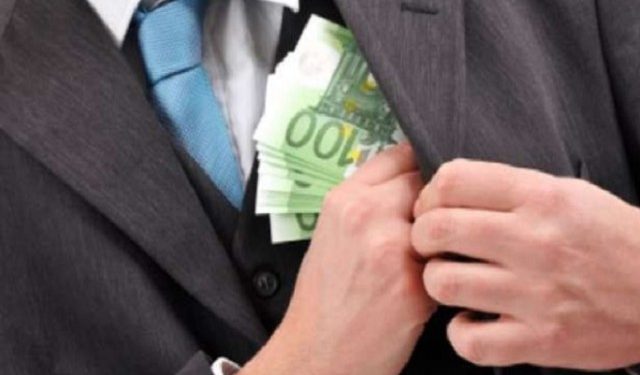 Plasin arrestimet në Shqipëri! Fundosen zyrtarët Plasin arrestimet në Shqipëri! Fundosen zyrtarët