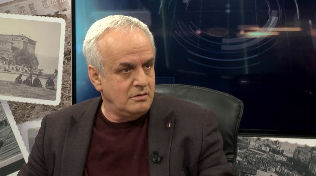 “Atë komunistin e pj*** do dëgjoni ju”?! Nazarko ironizon: Ti ke lindur në internet unë kam lindur në internim dhe nuk dëgjoj militantët e të dyja palëve