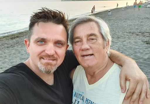 Berisha e la si “zarë shapkash” pa asnjë përkrahje! Rama i dekretoi pension 500 mijë lek! Zef Deda thirrje shqiptarëve për t’u ngritur kundër SHBA: Në këmbë se atdheu në rrezik, mafia neo-komuniste po na denigron Berisha e la si “zarë shapkash” pa asnjë përkrahje! Rama i dekretoi pension 500 mijë lek! Zef Deda thirrje shqiptarëve për t’u ngritur kundër SHBA: Në këmbë se atdheu në rrezik, mafia neo-komuniste po na denigron