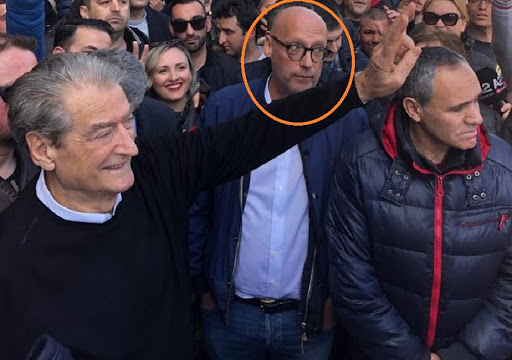 Këshilltari i Bashës, qoftexhiu i çadrës që shitet nga SHQUP si këshilltari i Merkelit kundër vendimit të DASH: Duhet të shpallej autokrati i korruptuar Edi Rama që ka manipuluar zgjedhjet! Berisha ka ndihmuar SHBA dhe është mik i tyre