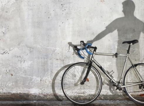 Zbardhet video se si vidhen biçikletat në Tiranë: Të rinjtë pinë kafet dhe dalin të qetë me maskë anti-Covid për të grabitur Zbardhet video se si vidhen biçikletat në Tiranë: Të rinjtë pinë kafet dhe dalin të qetë me maskë anti-Covid për të grabitur