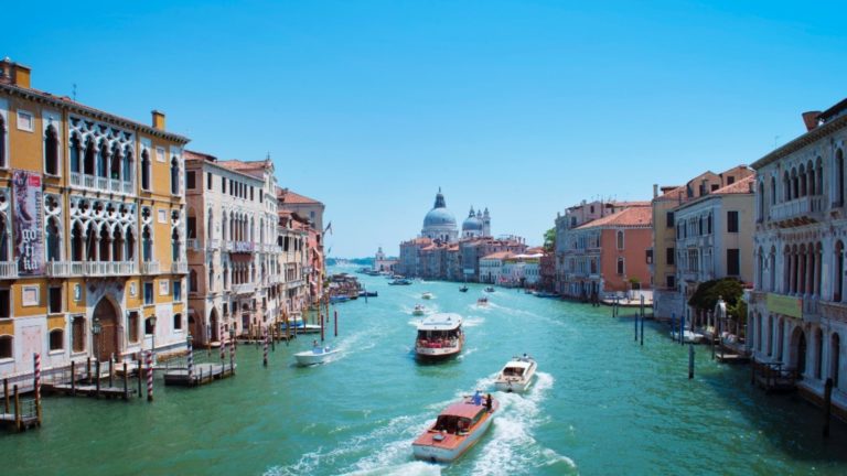 BE heq kufizimet për udhëtimet, përfitojnë ata që morën vaksinat e aprovuara nga EMA