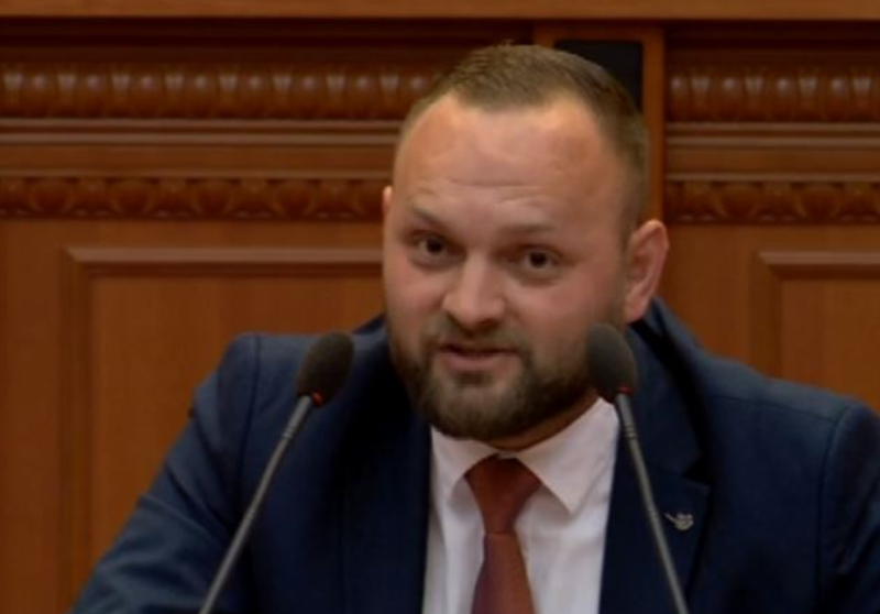 Deputeti Halit Valteri thirrje Sali Berishës: Doktor largohu bashkë me Lulin! Duan t’i vënë zjarrin vendit