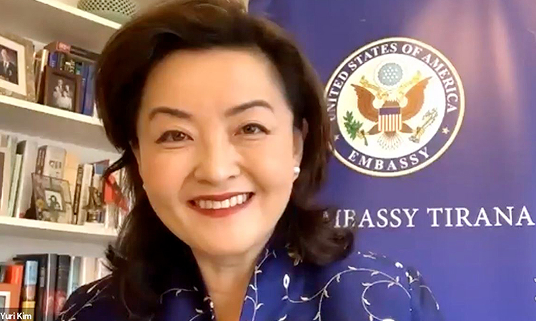 DASH i’ua ngrinë buzëqeshjen “saliarëve”: Këshilltarja e Lartë për Efikasitetin dhe Përgjegjshmërinë në Byronë e Çështjeve Europiane dhe Euroaziatike Yuri Kim nuk është pushuar nga puna DASH i’ua ngrinë buzëqeshjen “saliarëve”: Këshilltarja e Lartë për Efikasitetin dhe Përgjegjshmërinë në Byronë e Çështjeve Europiane dhe Euroaziatike Yuri Kim nuk është pushuar nga puna