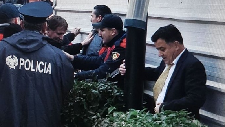 Flamur Noka: Shqiptarët nuk i besojnë më Policisë së Shtetit, duhet të rikthehem unë dhe PD në krye të Ministrisë së Brendshme që në Lazarat hynim me vizë ose pasaport diplomatike Flamur Noka: Shqiptarët nuk i besojnë më Policisë së Shtetit, duhet të rikthehem unë dhe PD në krye të Ministrisë së Brendshme që në Lazarat hynim me vizë ose pasaport diplomatike