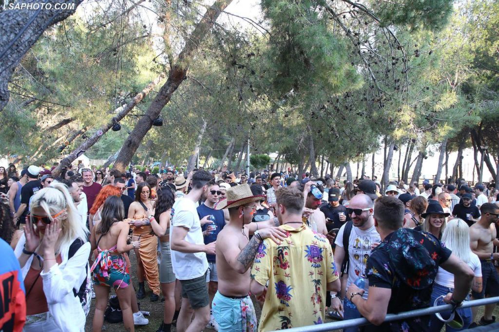 “Festë e çmendur”: Në Shqipëri tani s’duan t’ia dinë më për Covid “Festë e çmendur”: Në Shqipëri tani s’duan t’ia dinë më për Covid