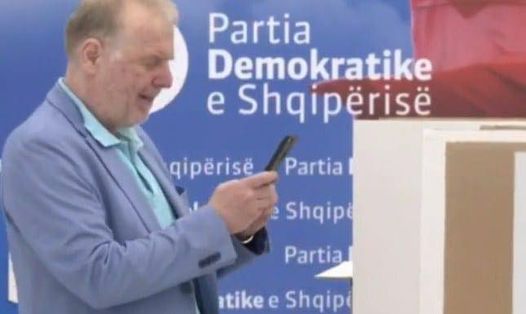 Nuk përmbahet Kreshnik Spahiu, nxjerr pamjet brenda votimeve: Palaçot e PD duke fotografuar votën që ta shoh kryetari! Nuk përmbahet Kreshnik Spahiu, nxjerr pamjet brenda votimeve: Palaçot e PD duke fotografuar votën që ta shoh kryetari!