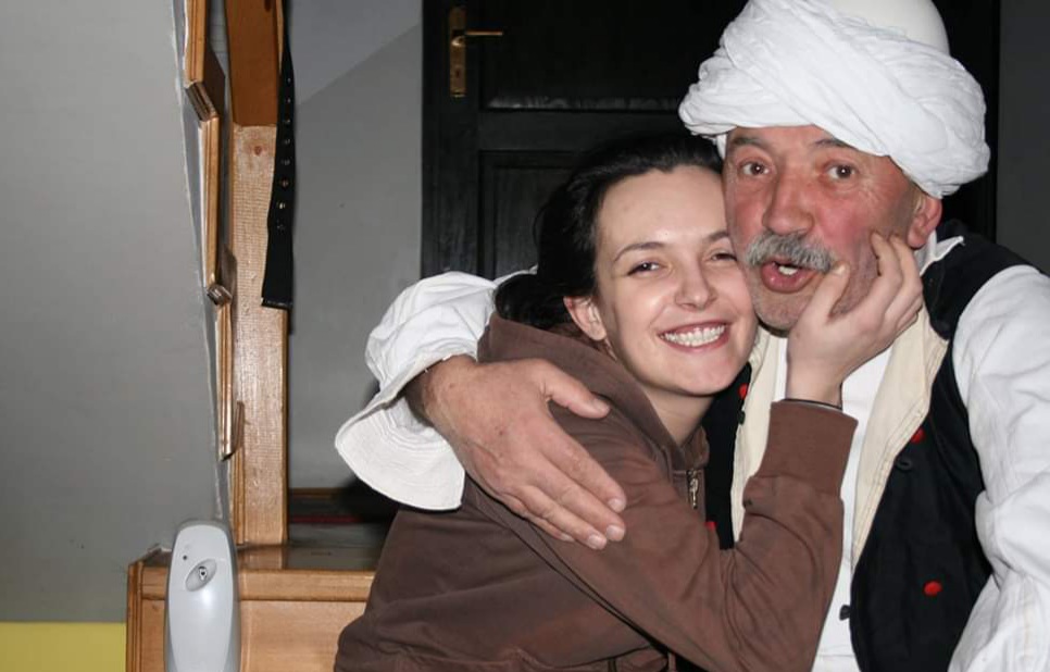 Aktori i madh shqiptar tregon pengun që i ka ngelur dhe shpërthen në lot në mes të emisionit Aktori i madh shqiptar tregon pengun që i ka ngelur dhe shpërthen në lot në mes të emisionit