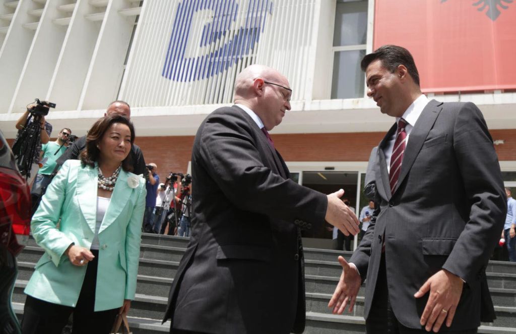 Takimi i zyrtarit të lartë të DASH me Bashën që “tërbon” Berishën dhe tentativa e Lulit për të mos i dhënë dorën Yuri Kim (Foto) Takimi i zyrtarit të lartë të DASH me Bashën që “tërbon” Berishën dhe tentativa e Lulit për të mos i dhënë dorën Yuri Kim (Foto)