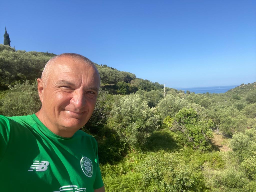 Meta poza me kapele nga pushimet galopante! Mesazh shqiptarëve që janë në “merak” se ku është: Ju përshëndes nga Piqerasi Meta poza me kapele nga pushimet galopante! Mesazh shqiptarëve që janë në “merak” se ku është: Ju përshëndes nga Piqerasi