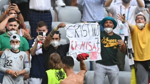 Pamjet po thyejnë rrjetin! Ronaldo tregon madhështinë pas humbjes me Gjermaninë: Bën gjestin emocionues në fushë Pamjet po thyejnë rrjetin! Ronaldo tregon madhështinë pas humbjes me Gjermaninë: Bën gjestin emocionues në fushë