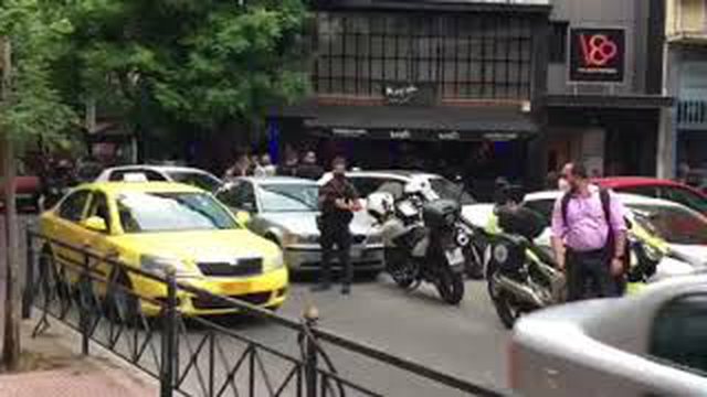 Ekzekutuan shqiptarin me 8 plumba në kokë: Momenti kur autorët ia mbathin me taksinë e vjedhur në Greqi (Video) Ekzekutuan shqiptarin me 8 plumba në kokë: Momenti kur autorët ia mbathin me taksinë e vjedhur në Greqi (Video)