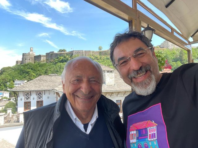 Të huajt po vijnë me avionë sportiv në aeroportin e vjetër të “Qytetit të gurtë”! Bledi Çuçi surprizohet në Gjirokastër nga vizita e autorit të famshëm italian Të huajt po vijnë me avionë sportiv në aeroportin e vjetër të “Qytetit të gurtë”! Bledi Çuçi surprizohet në Gjirokastër nga vizita e autorit të famshëm italian