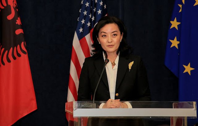 Ambasadorja e SHBA poston foton krah Teto Ollgës: Faleminderit pogradecarëve