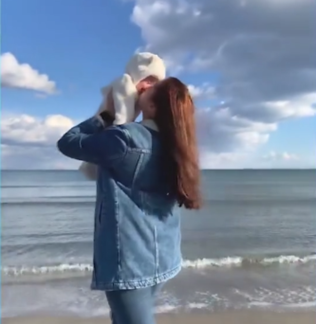 VIDEO/ Pamje rrëqethëse! Bashkëshorti e m.byti me duart e tij: Dalin momentet e fundit kur 20-vjeçarja luante më foshnjën e saj VIDEO/ Pamje rrëqethëse! Bashkëshorti e m.byti me duart e tij: Dalin momentet e fundit kur 20-vjeçarja luante më foshnjën e saj