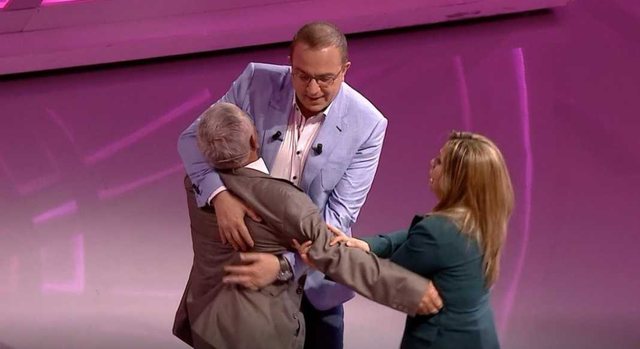 Takon vajzën pas 38 vitesh, babait i bie të fikët në mes të studios (VIDEO) Takon vajzën pas 38 vitesh, babait i bie të fikët në mes të studios (VIDEO)