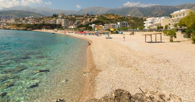 Fotoja që po thyen rrjetin! Dy pushuesit nuk i’u besojnë syve kur shikojnë faturën: Shihni sa i’u shkon një drekë në një Fast Food në Himarë Fotoja që po thyen rrjetin! Dy pushuesit nuk i’u besojnë syve kur shikojnë faturën: Shihni sa i’u shkon një drekë në një Fast Food në Himarë