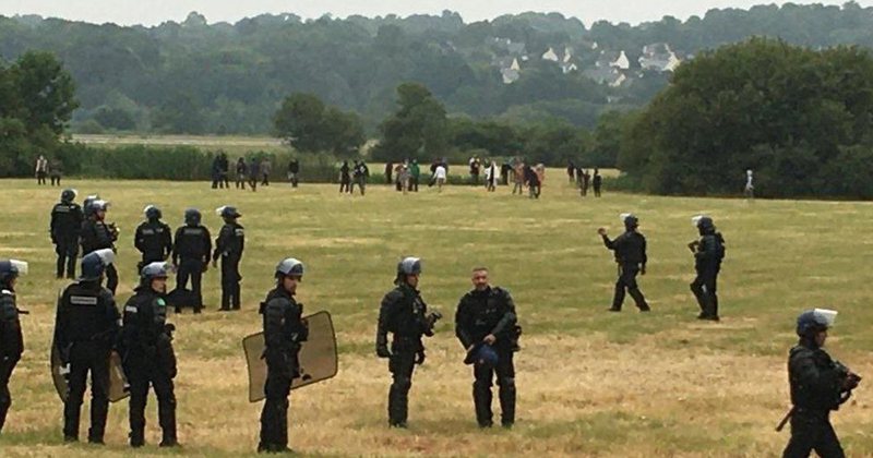 Përplasje e dh.unshme gjatë një feste: Plagosen 5 policë, një i ri humb dorën