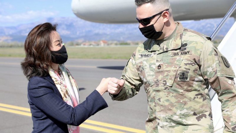 “Ethet ushtarake në Ballkan, raketa dhe “Black Hawk”! Mediat greke shkruajnë mbi atë çfarë po ndodh në Shqipëri “Ethet ushtarake në Ballkan, raketa dhe “Black Hawk”! Mediat greke shkruajnë mbi atë çfarë po ndodh në Shqipëri