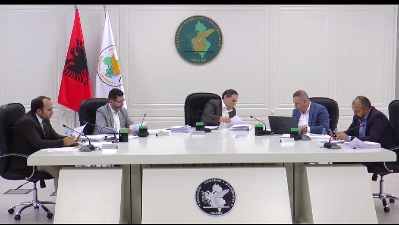 Kolegji Zgjedhor vulos 25 prillin! Rrëzohen kërkesat e PD dhe LSI si një truk pa asnjë provë dhe fakt Kolegji Zgjedhor vulos 25 prillin! Rrëzohen kërkesat e PD dhe LSI si një truk pa asnjë provë dhe fakt