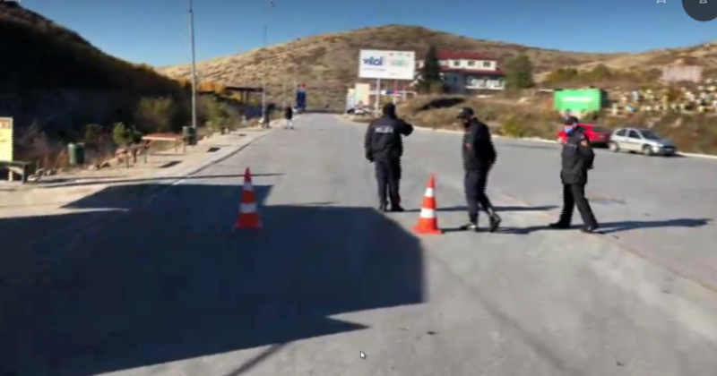 Greqia i jep fund bllokadës me Shqipërinë: Vendi i parë i BE që heq të gjitha kufizimet e Covid në pikat kufitare! Ja cilat janë kushtet e udhëtimit