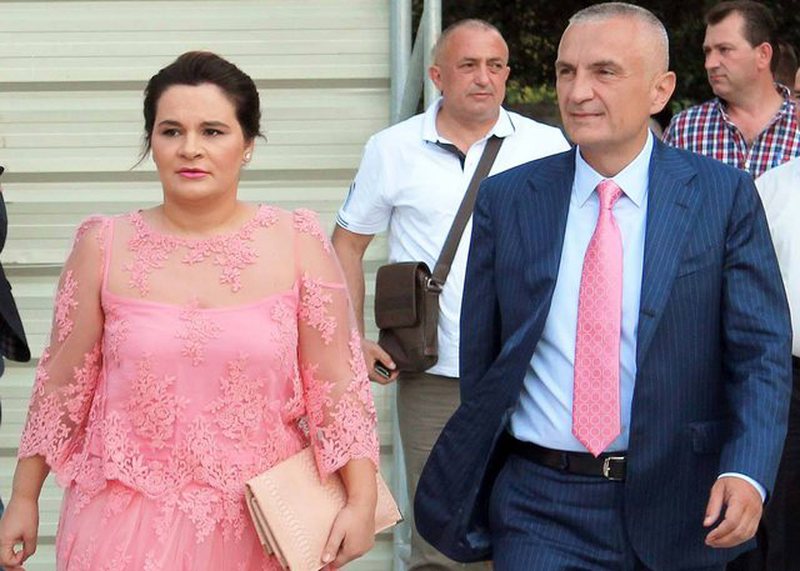 Meta-Kryemadhi në panik, nisin të boshatisin llogaritë bankare: Tërheqin 39 mijë euro dhe 59 mijë paund, vajzës i japin 17 mijë euro! Ja pasuria për vitin 2020 Meta-Kryemadhi në panik, nisin të boshatisin llogaritë bankare: Tërheqin 39 mijë euro dhe 59 mijë paund, vajzës i japin 17 mijë euro! Ja pasuria për vitin 2020