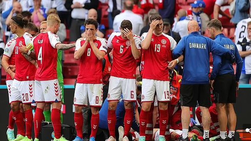 Pësoi arrest kardiak në mes të fushës, Eriksen mund të mos luajë më kurrë me Interin Pësoi arrest kardiak në mes të fushës, Eriksen mund të mos luajë më kurrë me Interin