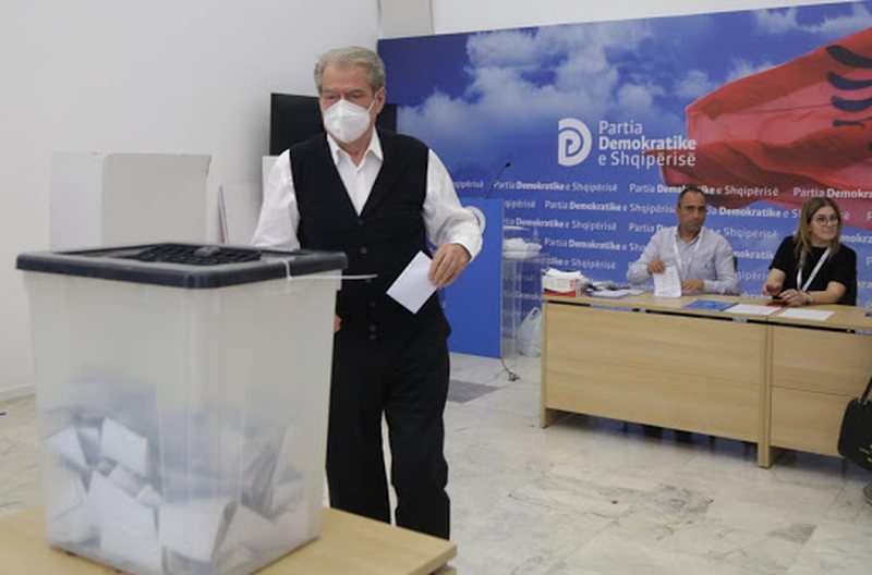 Berisha kërcënon sërish SHBA! Deklaron se i qëndron angazhimit për të marrë frenat e PD: 2 orë takim kokë më kokë me Bashën Berisha kërcënon sërish SHBA! Deklaron se i qëndron angazhimit për të marrë frenat e PD: 2 orë takim kokë më kokë me Bashën