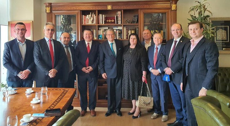 Berisha i shkruan “Vatrës”: Sot jam i lënduar të dashur vatranë, por bashkë do fitojmë kundër Amerikës Berisha i shkruan “Vatrës”: Sot jam i lënduar të dashur vatranë, por bashkë do fitojmë kundër Amerikës